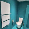 Toallero calefactor Select XLS Blanco instalado en un baño moderno