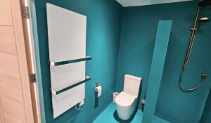 Toallero calefactor Select XLS Blanco instalado en un baño moderno