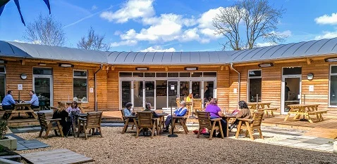 Calentadores infrarrojos Herschel que proporcionan calor al aire libre