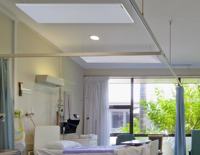 Paneles infrarrojos Select XLS suspendidos sobre camas de hospital