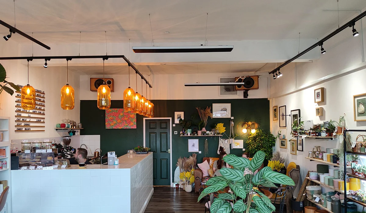 Cumbre de Herschel Black en la cafetería y la tienda de plantas