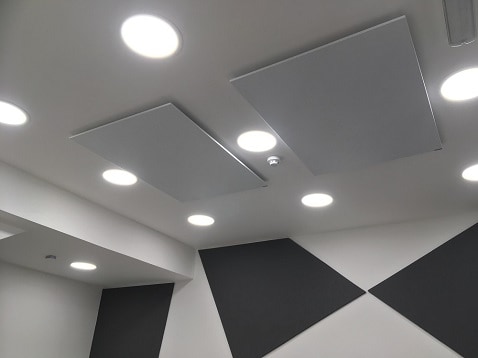 Paneles blancos Herschel instalados en el techo de una oficina