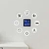 El centro de control con pantalla táctil es un eje central en el que puedes activar hasta 100 escenas desde un solo lugar.