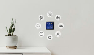 El centro de control con pantalla táctil es un eje central en el que puedes activar hasta 100 escenas desde un solo lugar.