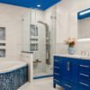 Baño colorido con espejo XLS con luces instaladas