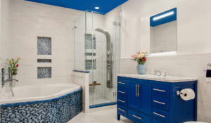 Baño colorido con espejo XLS con luces instaladas