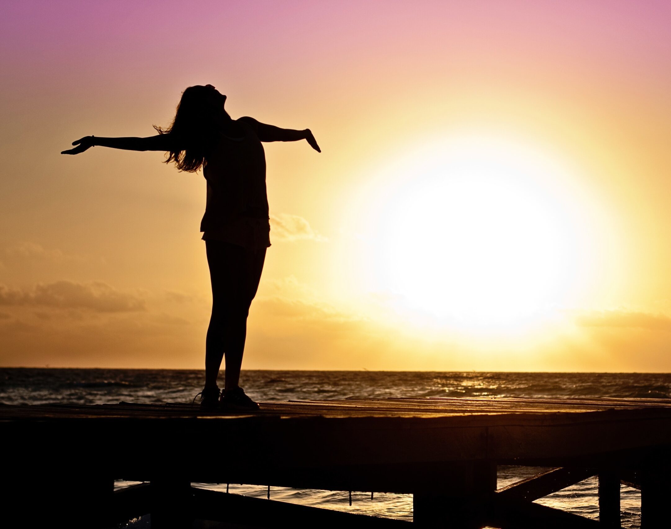 Mujer silueteada tomando el sol