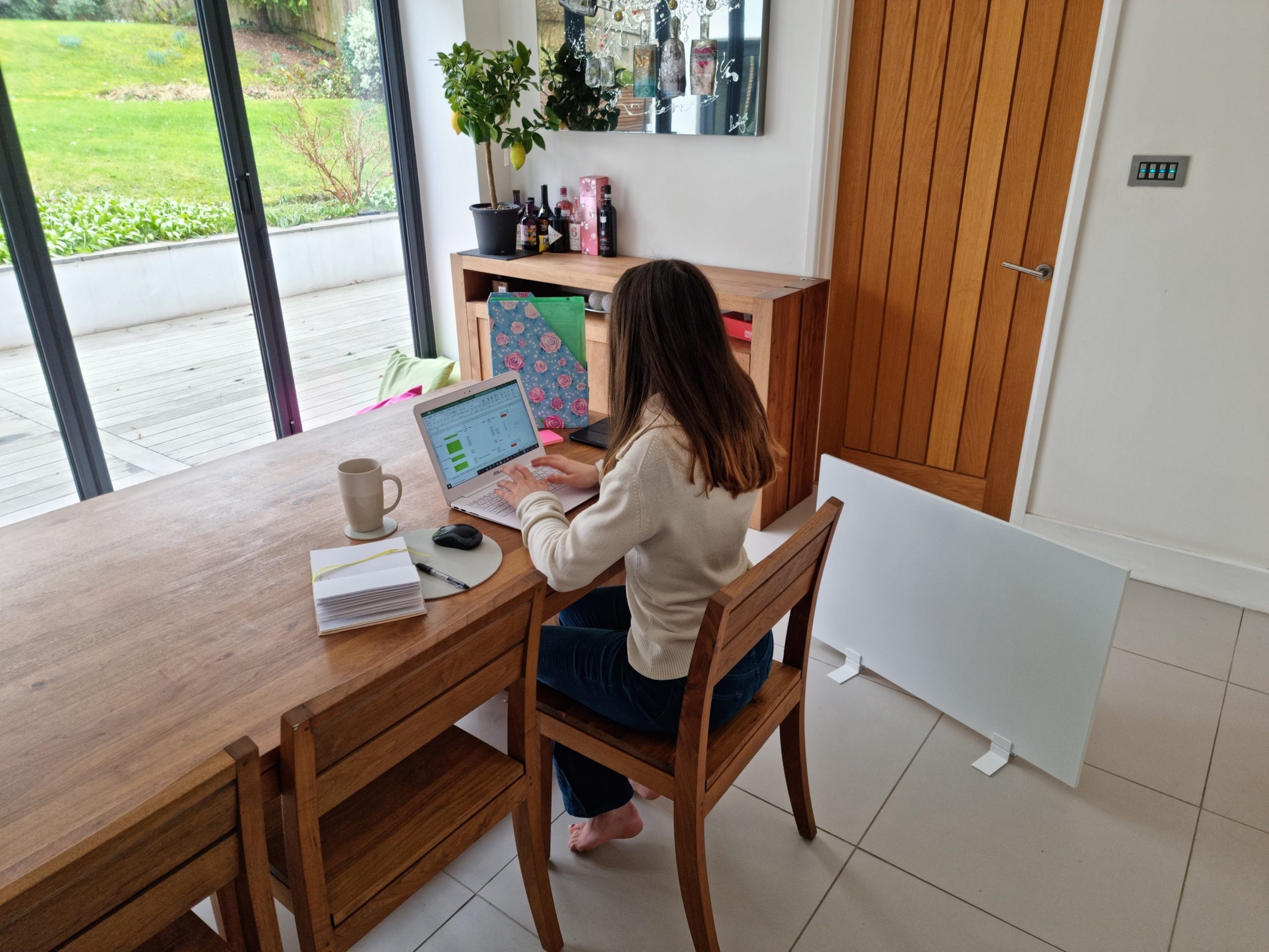 Mujer trabajando desde casa junto a su calentador portátil Select XLS