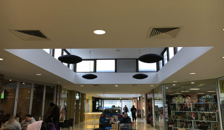 Pulsar negro en un centro comercial
