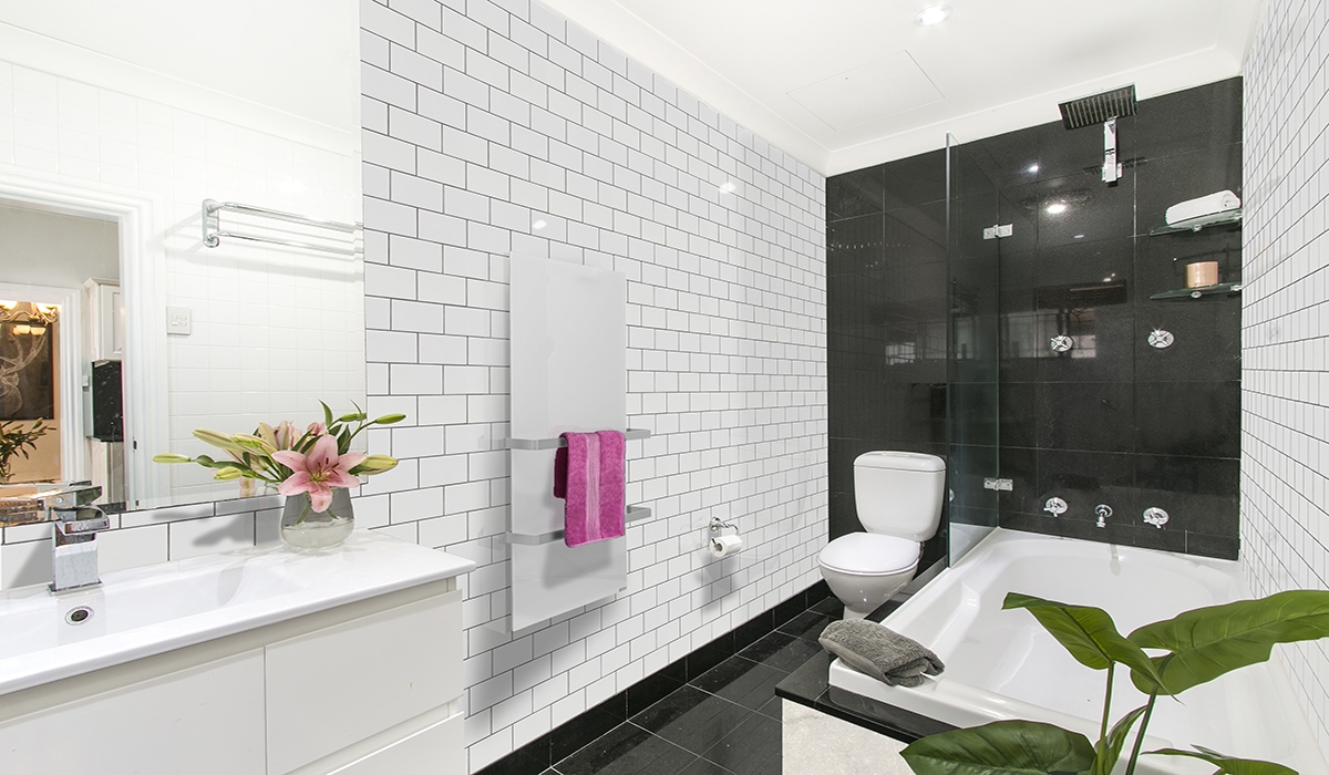 Calentador de toallas Herschel mostrado en el baño XLS700TW-INT