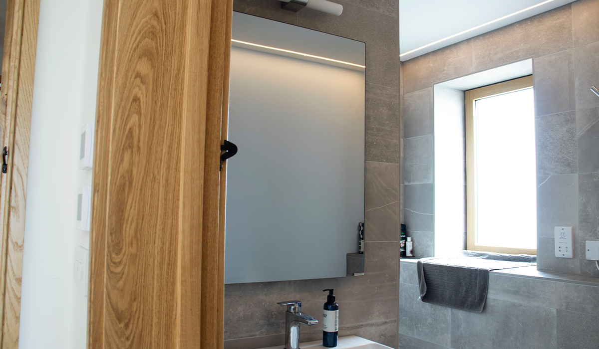 Espejo Select XLS instalado en el baño