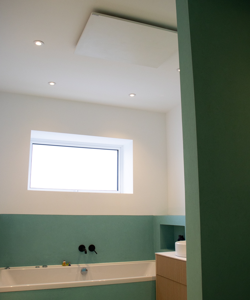 Panel de Comfort instalado en un baño moderno.