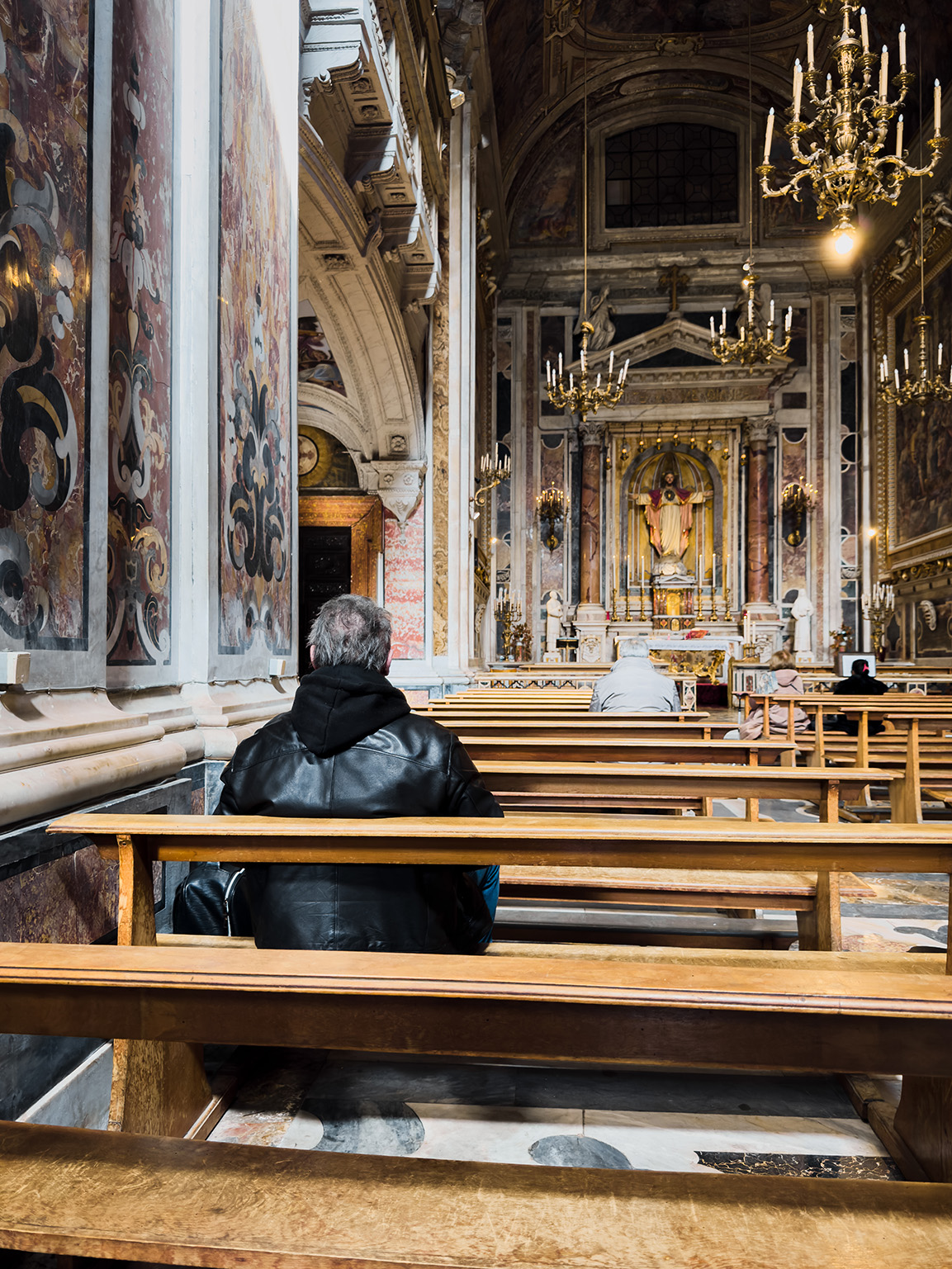 Hombre en una iglesia