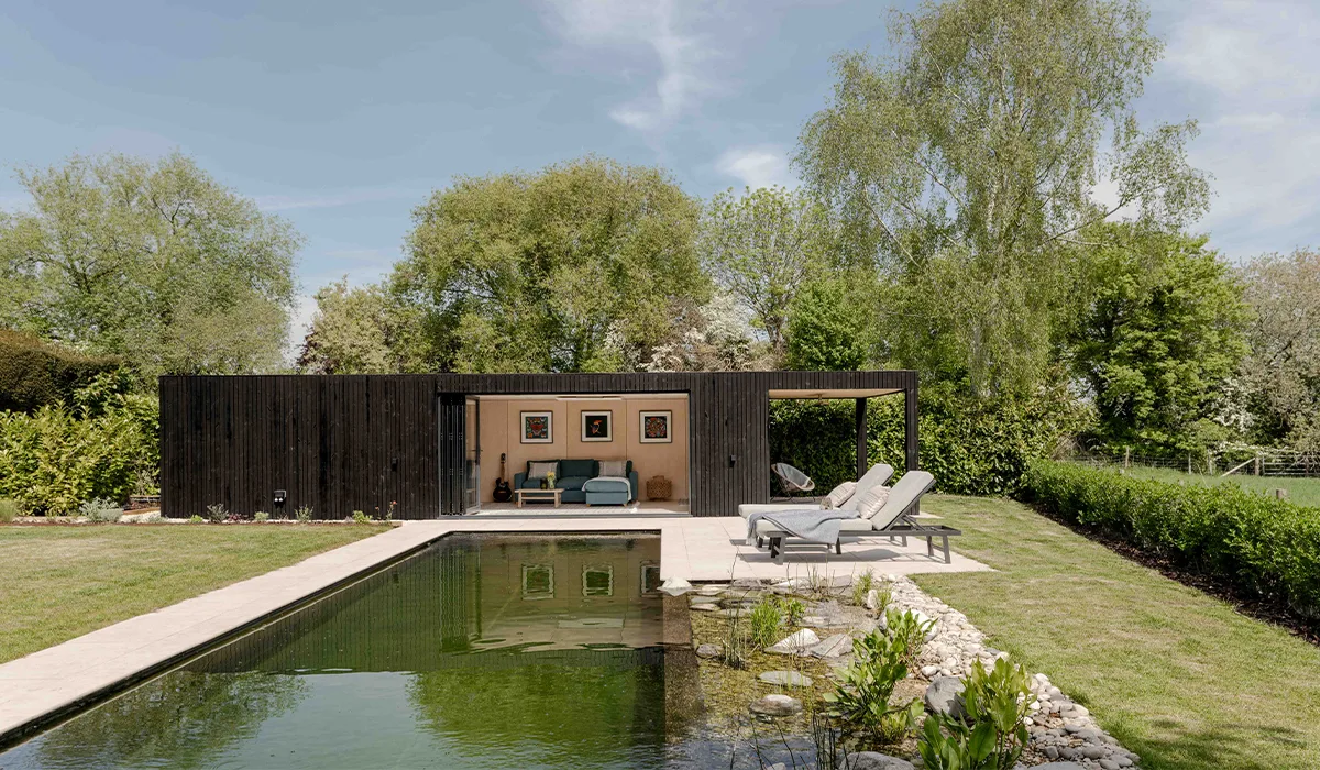Preciosa casa de piscina climatizada con paneles calefactores por infrarrojos Herschel.
