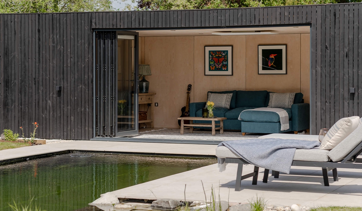 Preciosa casa de piscina climatizada con paneles calefactores por infrarrojos Herschel.