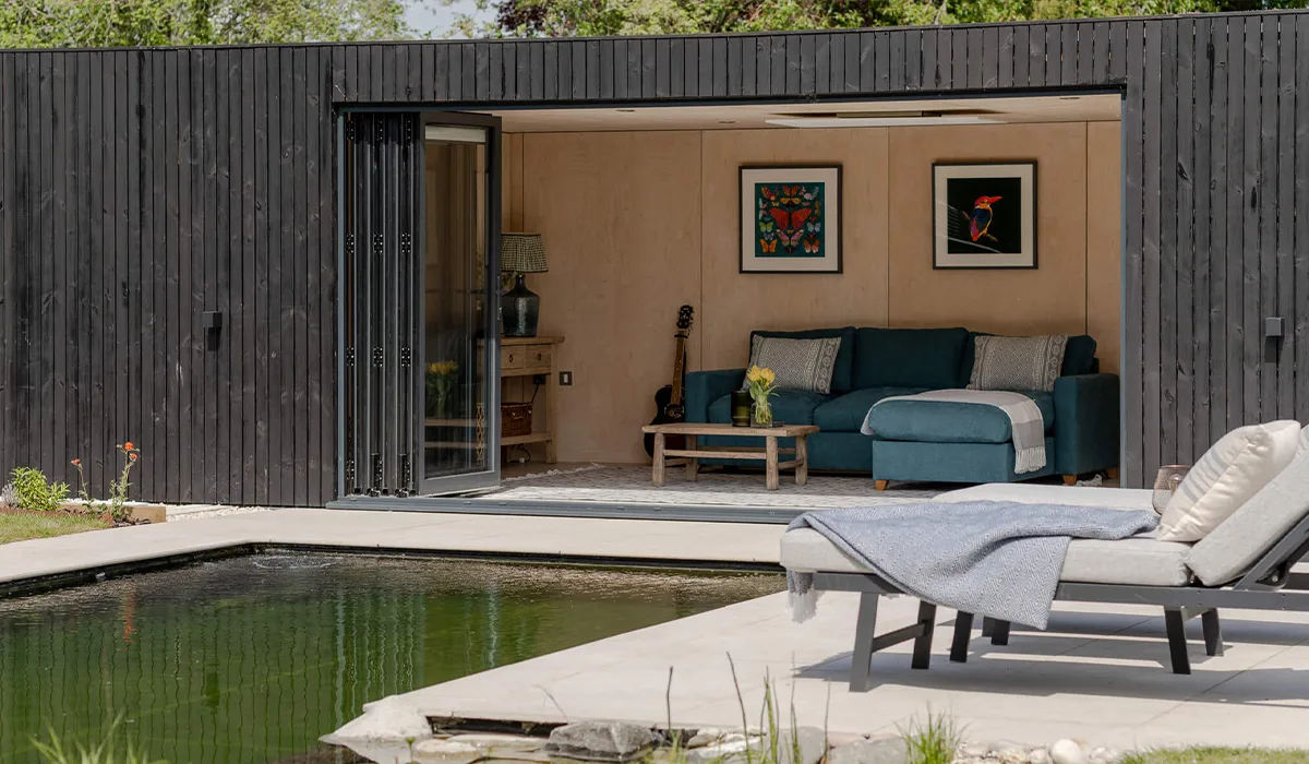 Preciosa casa de piscina climatizada con paneles calefactores por infrarrojos Herschel.