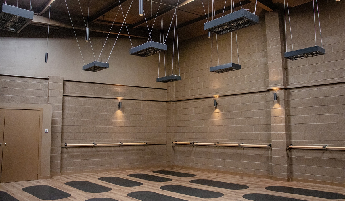 Calefactores de alta potencia instalados en el estudio de bienestar The Holistic Warehouse.