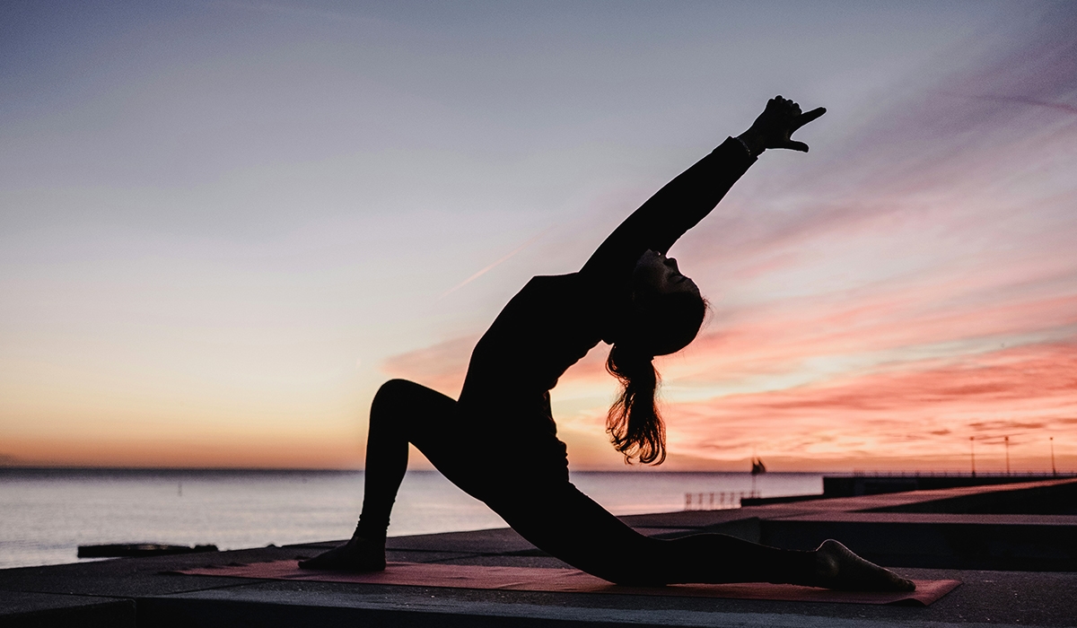 Estiramiento de yoga al atardecer