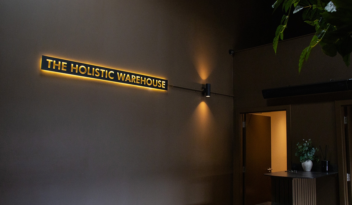 El letrero de The Holistic Warehouse