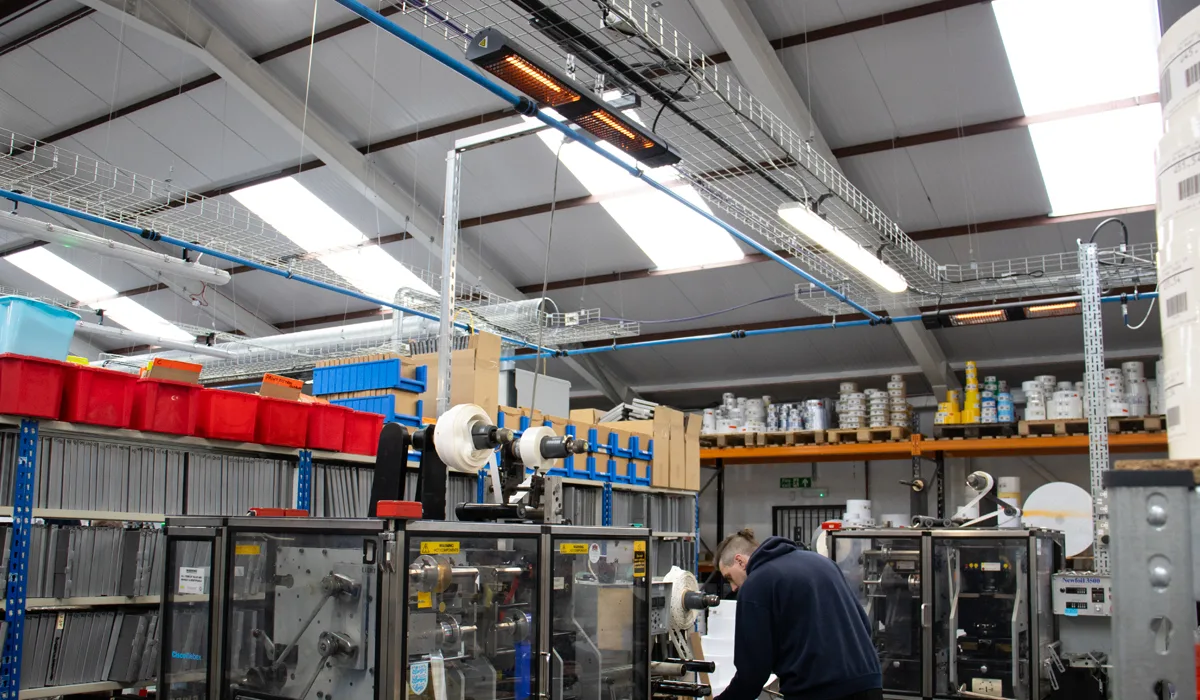 Calefactores infrarrojos Herschel Manhattan instalados en la fábrica de Label Centre.