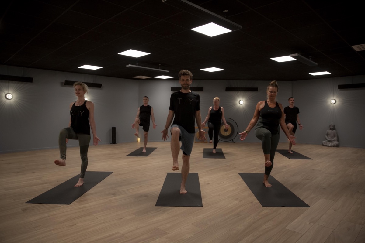 Clase de Hot Yoga en Trosa, climatizada con calefactores Herschel Summit Black.