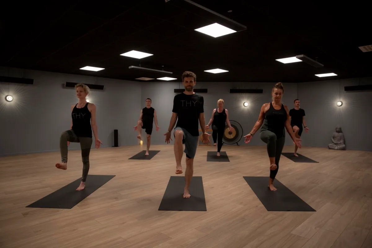 Clase de Hot Yoga en Trosa, climatizada con calefactores Herschel Summit Black.