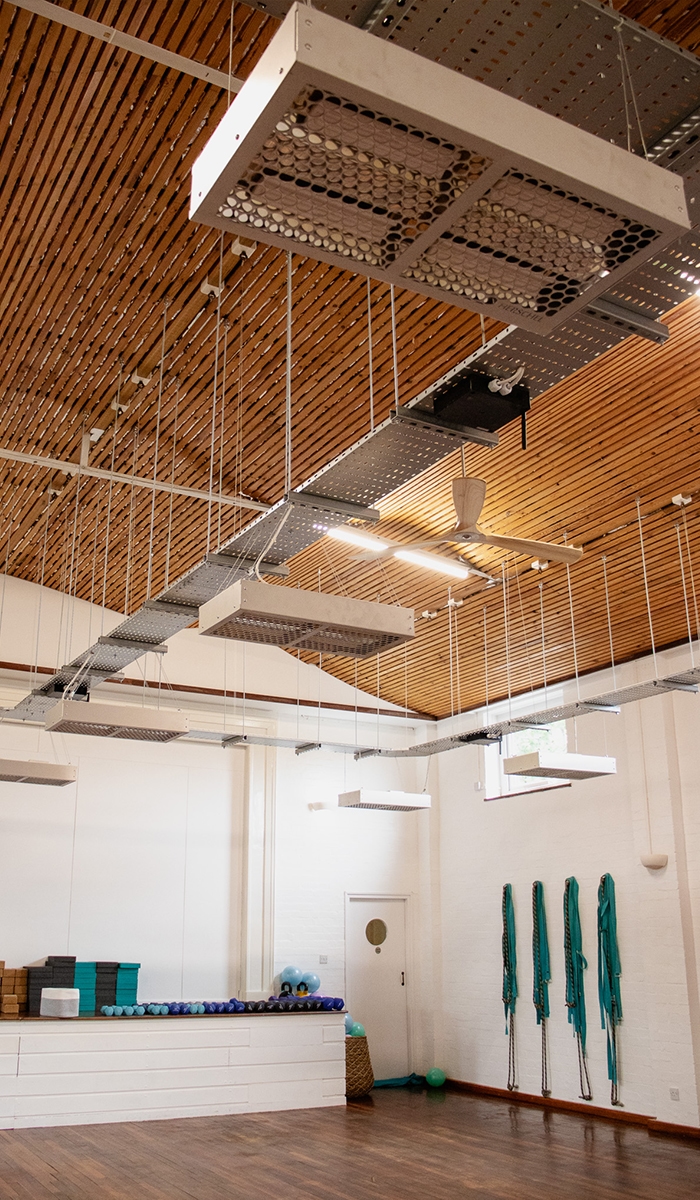 Gimnasio de bienestar climatizado con calefactores de infrarrojos